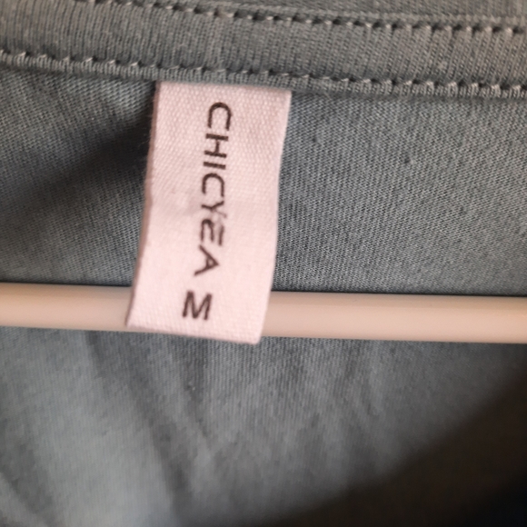 Women's size medium shirt. - Picture 3 of 3